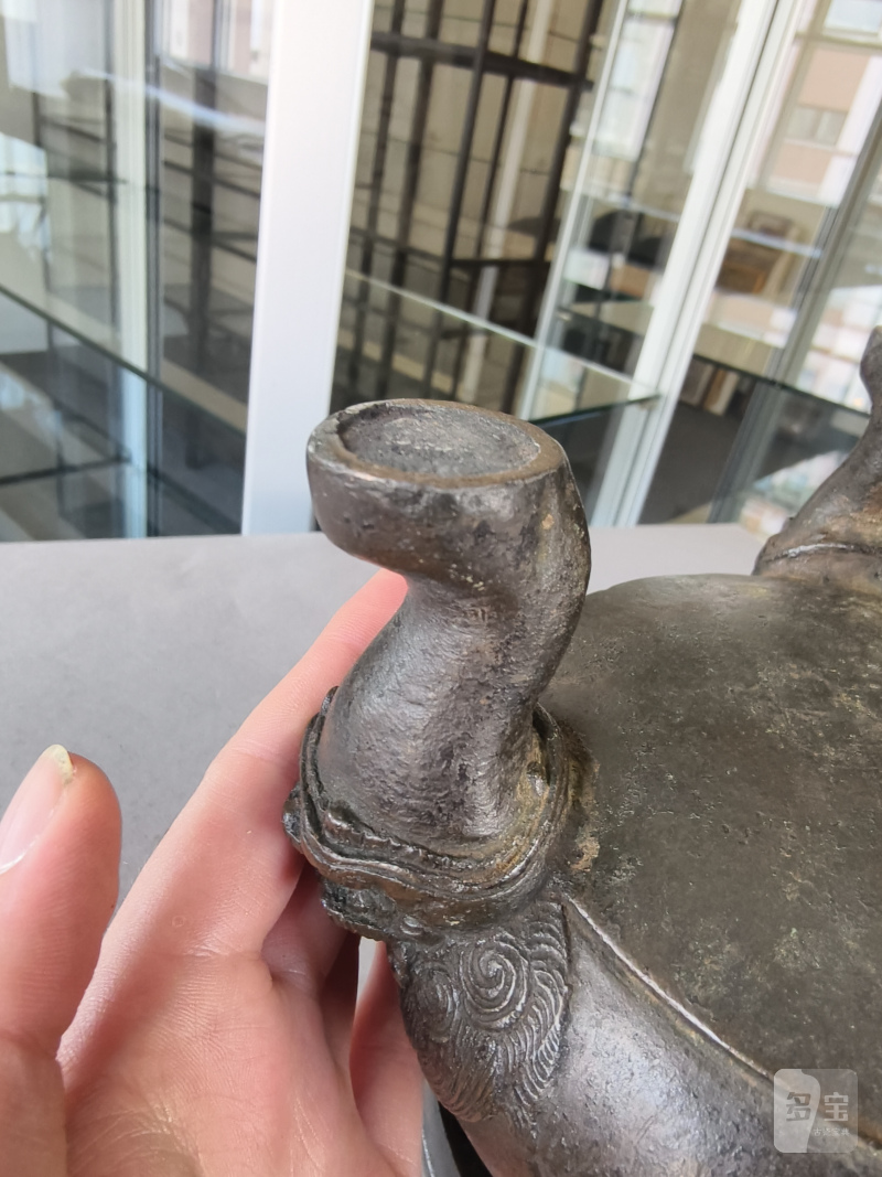 Two bronze incense burners, one on three legs, the second in the shape of a 'fang ding' - 图11